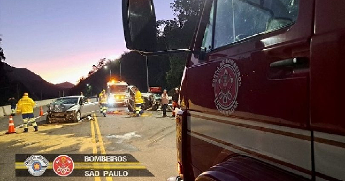 Colisão na Rodovia dos Tamoios deixa duas pessoas feridas
