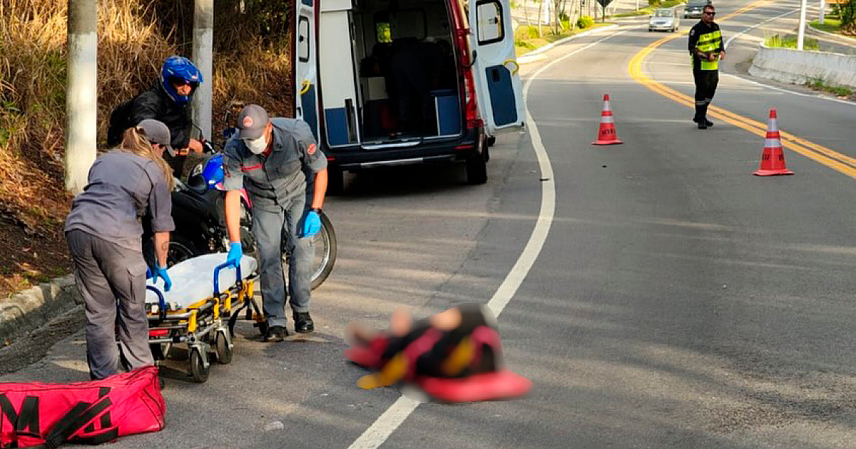 Mulher morre após queda de moto na SP-55, em São Sebastião