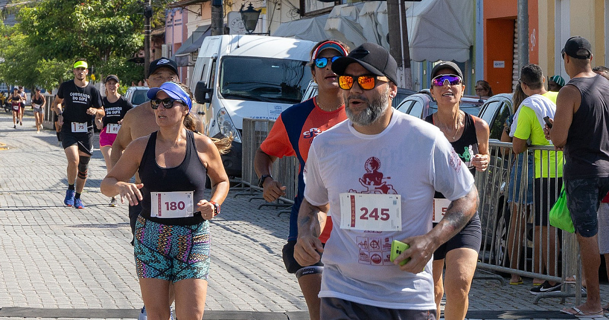 Retirada dos kits da Corrida do Padroeiro 2026 ocorre no Centro e na Costa Sul neste sábado