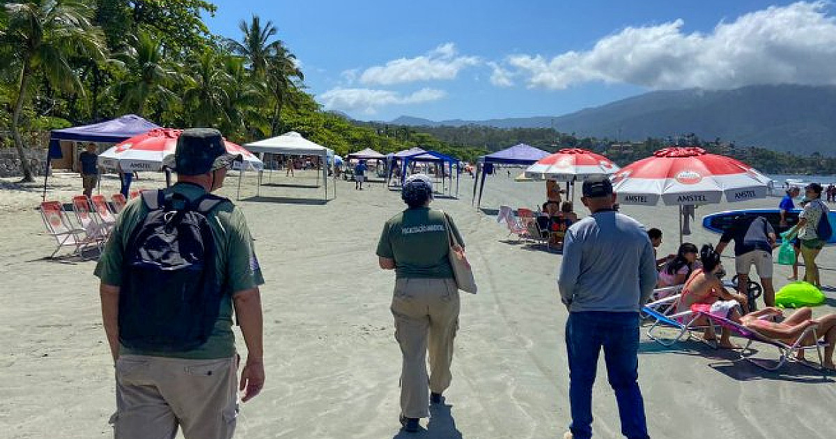 Agentes ambientais participam de caminhada ecológica na Praia de Barequeçaba