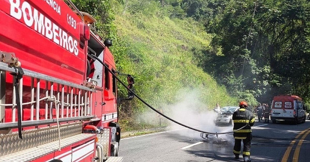 Colisão entre carro e moto deixa uma mulher morta na Rodovia Rio-Santos, em Ubatuba