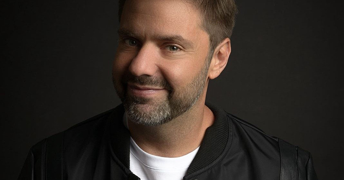 Comediante Fábio Rabin apresenta novo show de stand-up no Teatro Municipal de São Sebastião