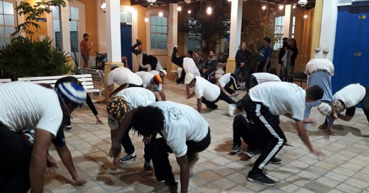 Aprendizes das Oficinas Culturais participam de vivência cultural com Mestre de Capoeira do Mato Grosso do Sul