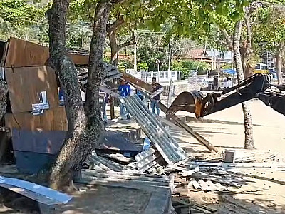 Prefeitura de São Sebastião realiza demolição de quiosques irregulares na Praia das Cigarras