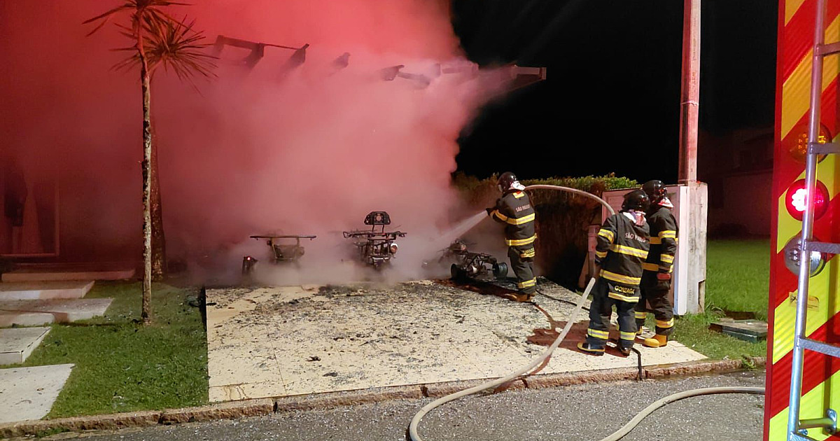 VÍDEO: Condomínio registra incêndio em garagem residencial em Caraguá