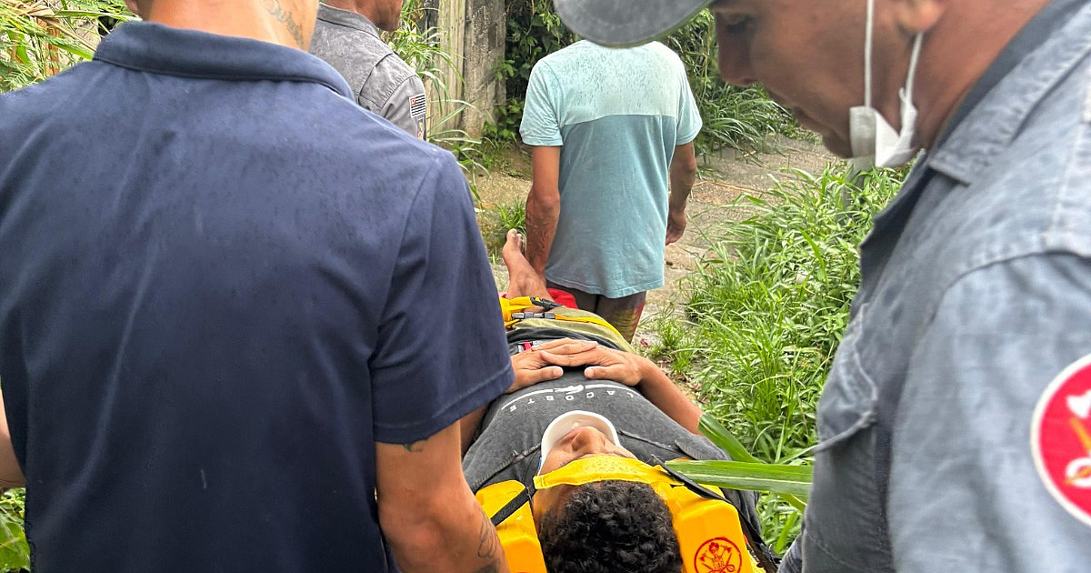 Vídeo mostra resgate de adolescente após queda de altura de quatro metros no bairro Itatinga, em São Sebastião