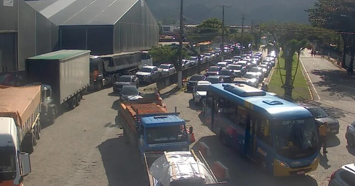 Maré baixa deixa travessia de balsas lenta e gera reclamações de motoristas