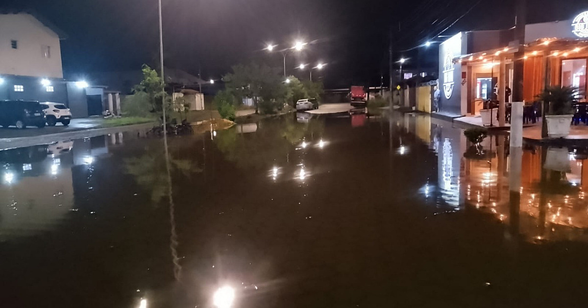 Alagamentos no Bairro Golfinho travam acesso e revoltam moradores em Caraguatatuba