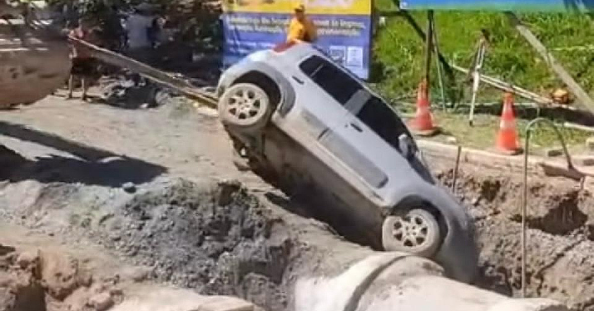 Motorista perde controle, invade obra e cai com carro dentro de buraco na Costa Sul de S.S