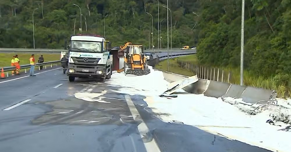 Caminhão tomba e derruba produto químico na Rodovia dos Tamoios, em Caraguatatuba