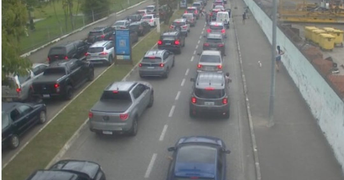 Nós vamos invadir sua praia: feriado prolongado começa com tempo de espera de 120 minutos na travessia para Ilhabela