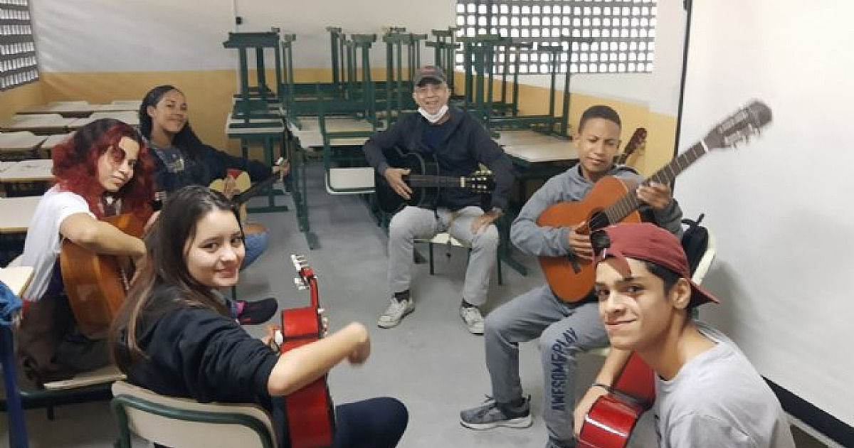 Associação Praticatatum ensina música para alunos da EM Prof.ª Nair Ribeiro de Almeida no contraturno escolar