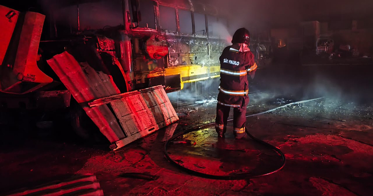Ônibus abandonado pega fogo durante a madrugada em Ubatuba