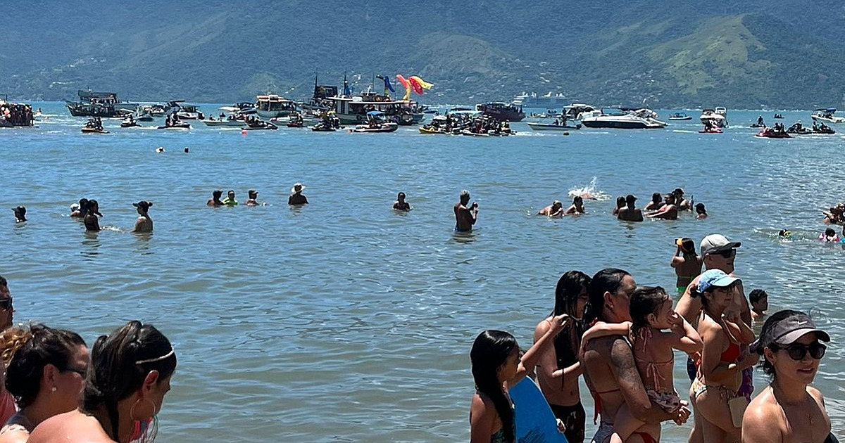 Carnamar anima foliões em domingo de sol na folia em São Sebastião