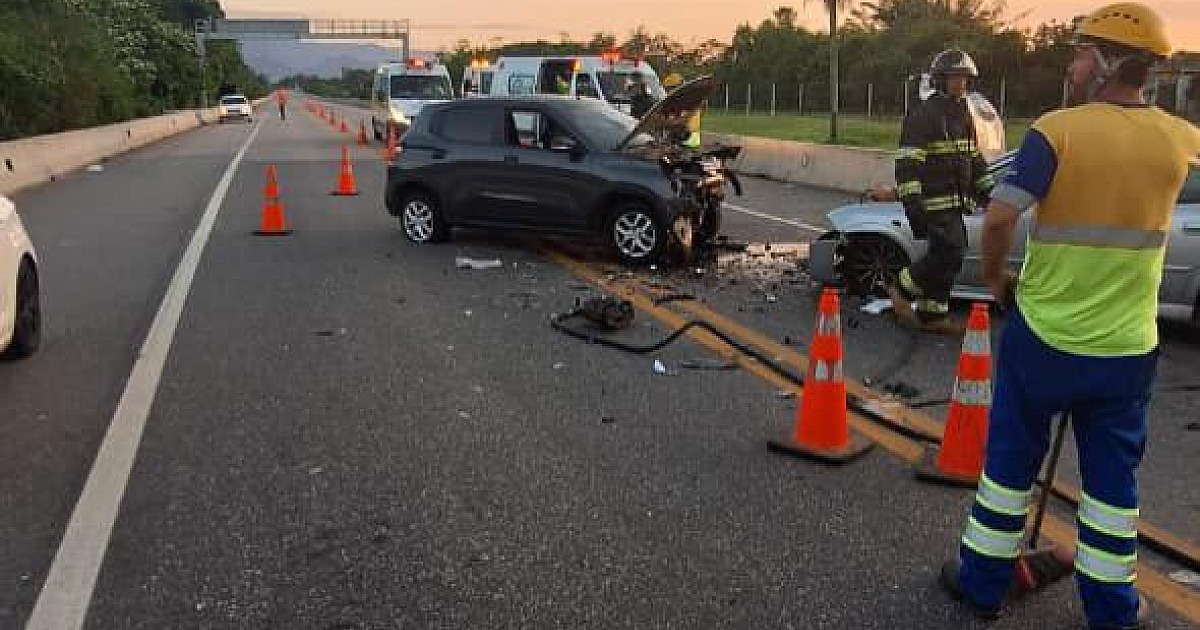 Acidente entre carros deixa idosa ferida na Rodovia dos Tamoios, em Caraguá