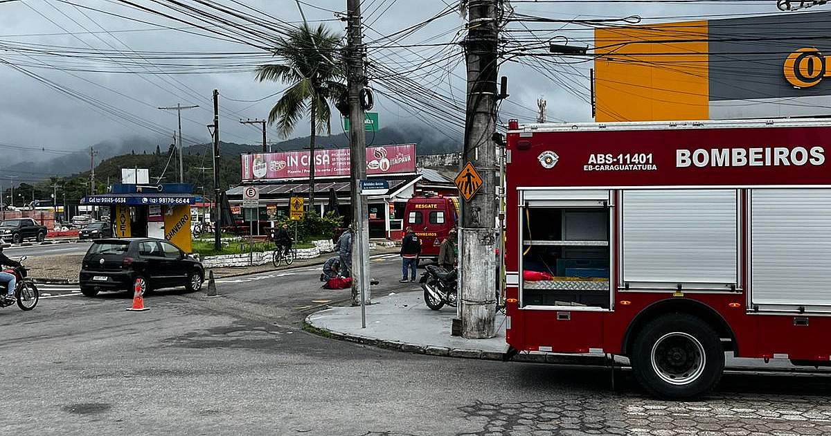 Jovem fica ferido em colisão entre carro e moto em Caraguatatuba