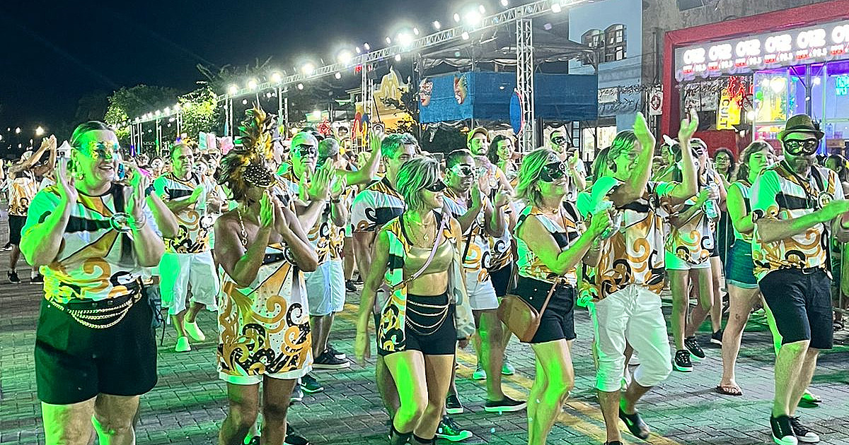 Domingo de Carnaval tem desfile de blocos em São Sebastião; nesta segunda é dia das Escolas de Samba