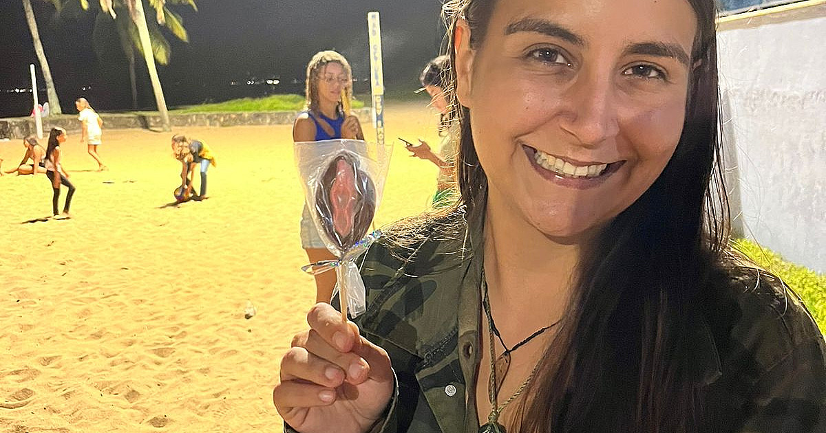Jovem vira sensação em Caraguatatuba vendendo chocolates de órgãos genitais feminino e masculino