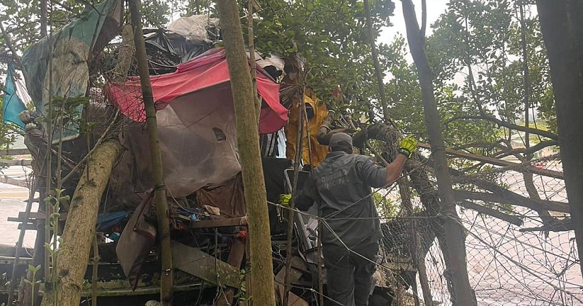 Bombeiros localizam cadáver dentro de barco abandonado em Ilhabela