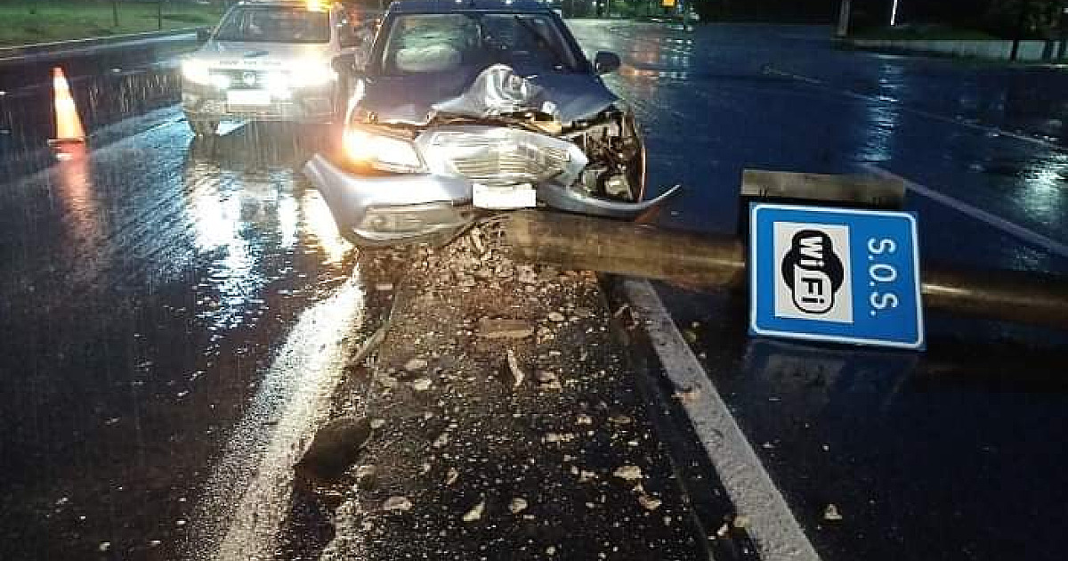 Carro bate em poste na Rodovia dos Tamoios em Caraguatatuba