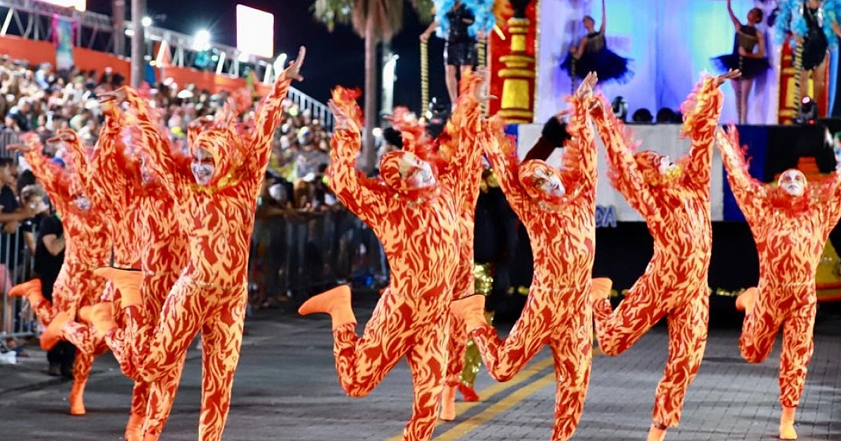 Mais de 2.100 foliões marcam a segunda noite de desfile das escolas de samba no Carnaval de São Sebastião