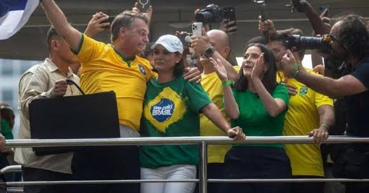 Em meio às investigações de suposto golpe, Bolsonaro reúne apoiadores e mostra força na avenida Paulista