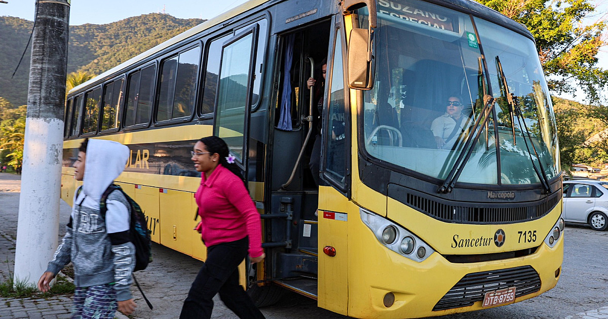 Ônibus escolares temporários já circulam e levam crianças para a escola