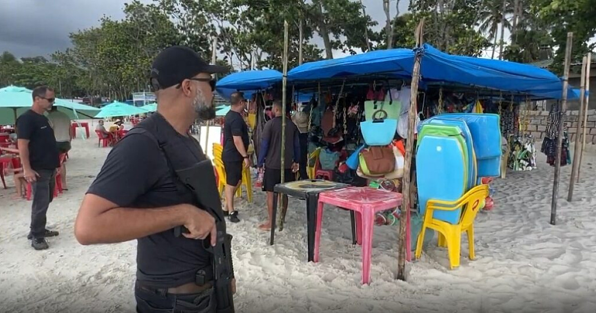 Operação "Guarda-Sol" apreende quase mil cadeiras após denúncia em vídeo em Ubatuba