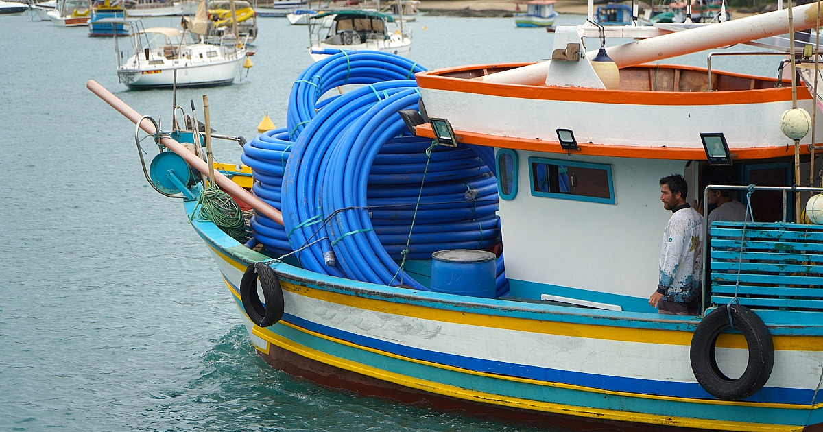 Após cobranças da Prefeitura de Ilhabela, Sabesp envia as primeiras tubulações do projeto de dessalinização da água do mar na Ilha da Vitória