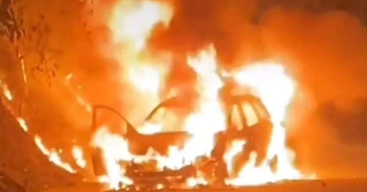 Susto na Oswaldo Cruz: Carro é completamente destruído pelo fogo em Ubatuba