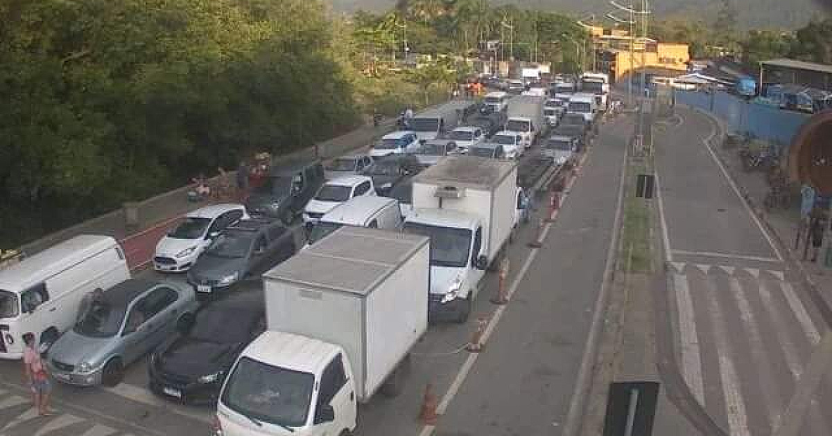 Nós vamos invadir sua praia: Com altas temperaturas e sol, filas para Ilhabela ainda surpreendem em S.S