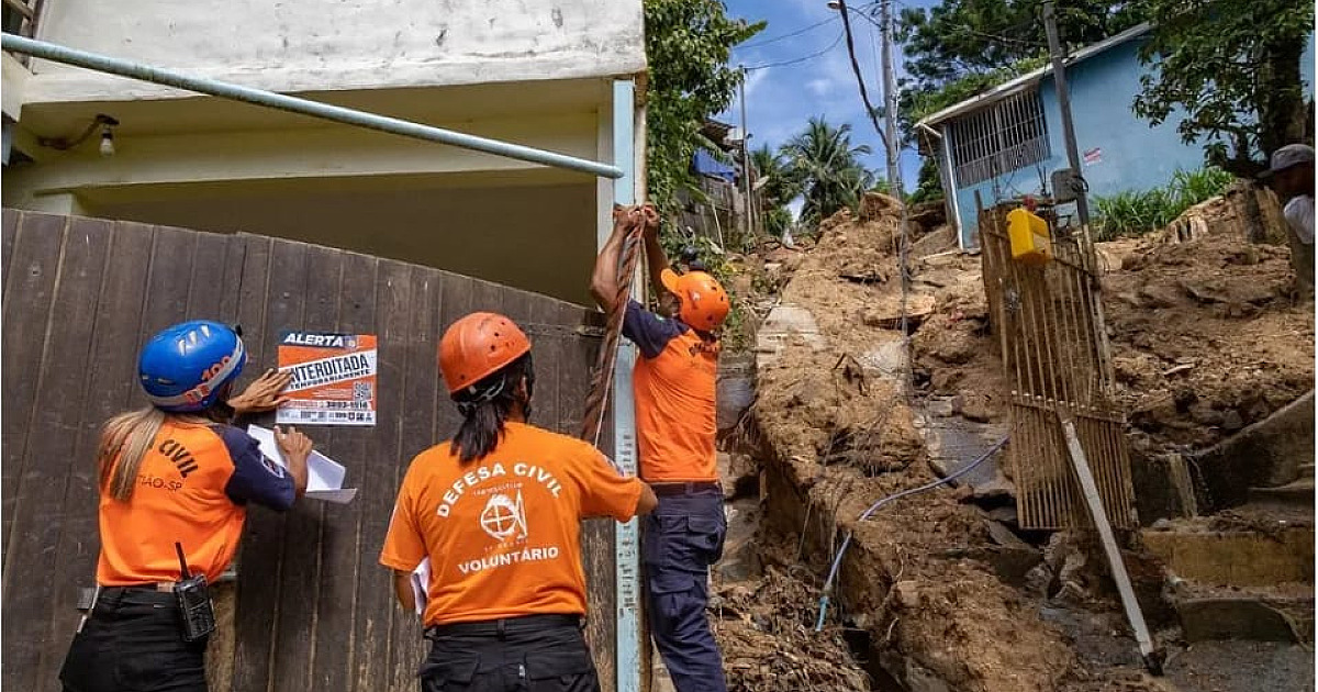 São Sebastião demole residências nos bairros atingidos pela tempestade no Carnaval