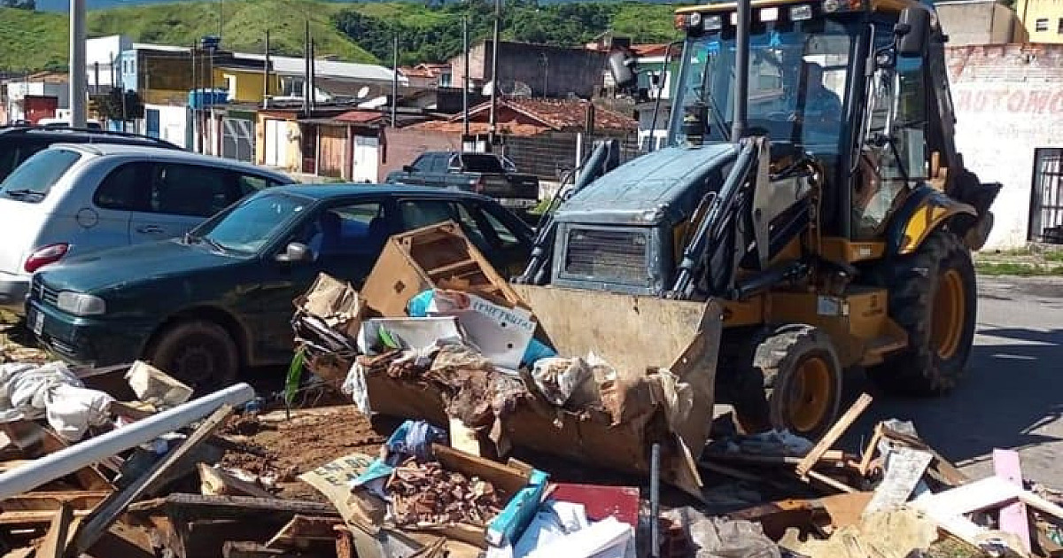 Prefeitura executa serviços de manutenção e reparos nas ruas e escadarias do bairro Topolândia e região