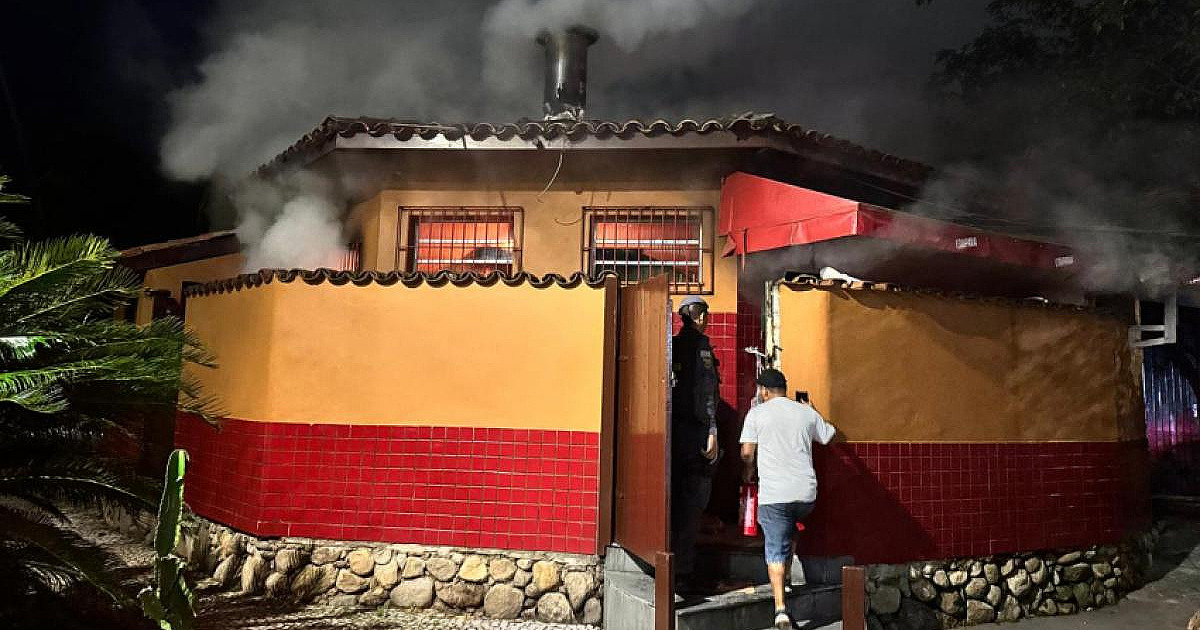 Incêndio atinge quiosque na Praia da Cocanha, em Caraguatatuba