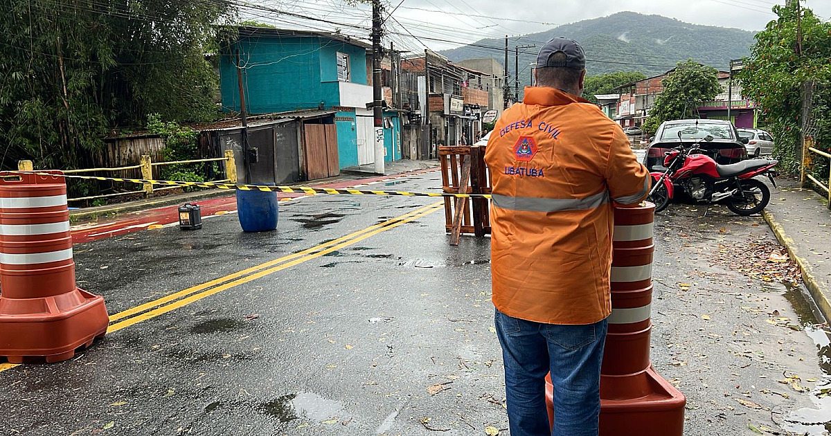 Chuva em Ubatuba registra alagamento e queda de árvores