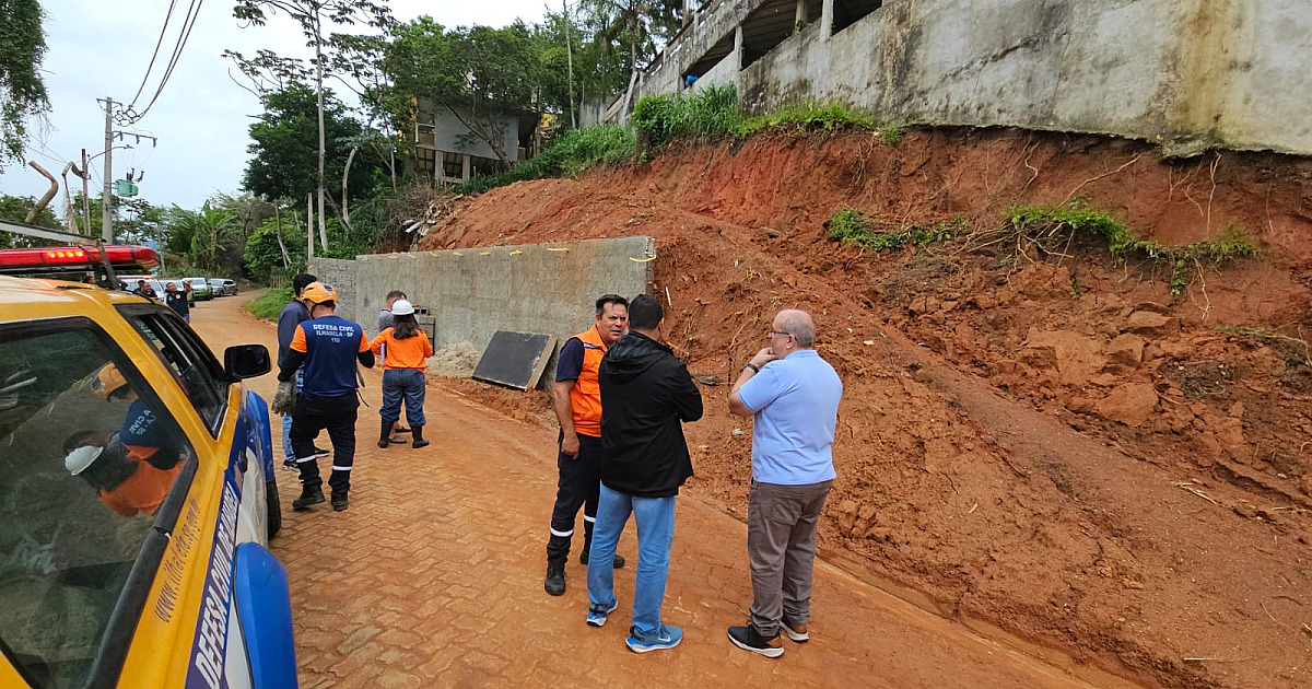 Prefeitura de Ilhabela interdita imóveis e trecho de via no Itaguassú após deslizamento de terra