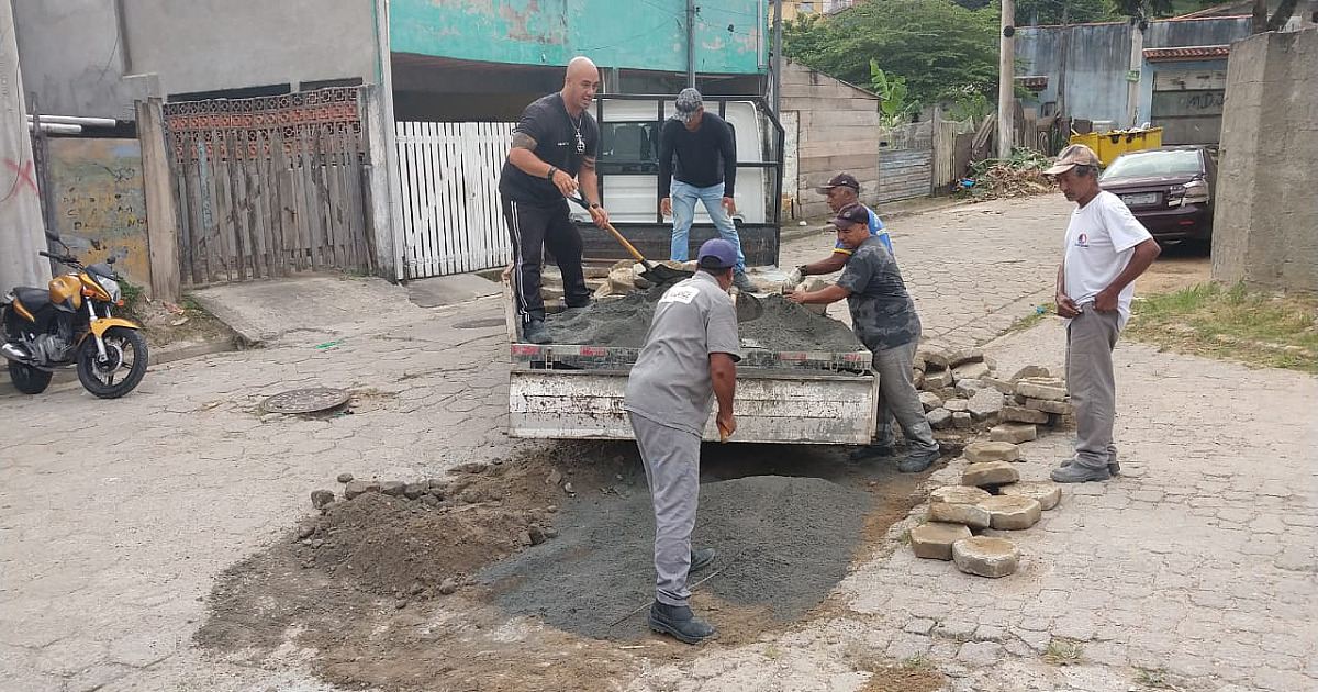 Prefeitura executa serviços de desassoreamento no córrego Mãe Isabel no bairro Topolândia e região