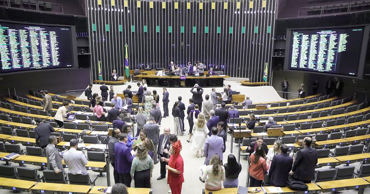 Câmara aprova em dois turnos PEC que facilita pagamento de dívidas de partidos políticos