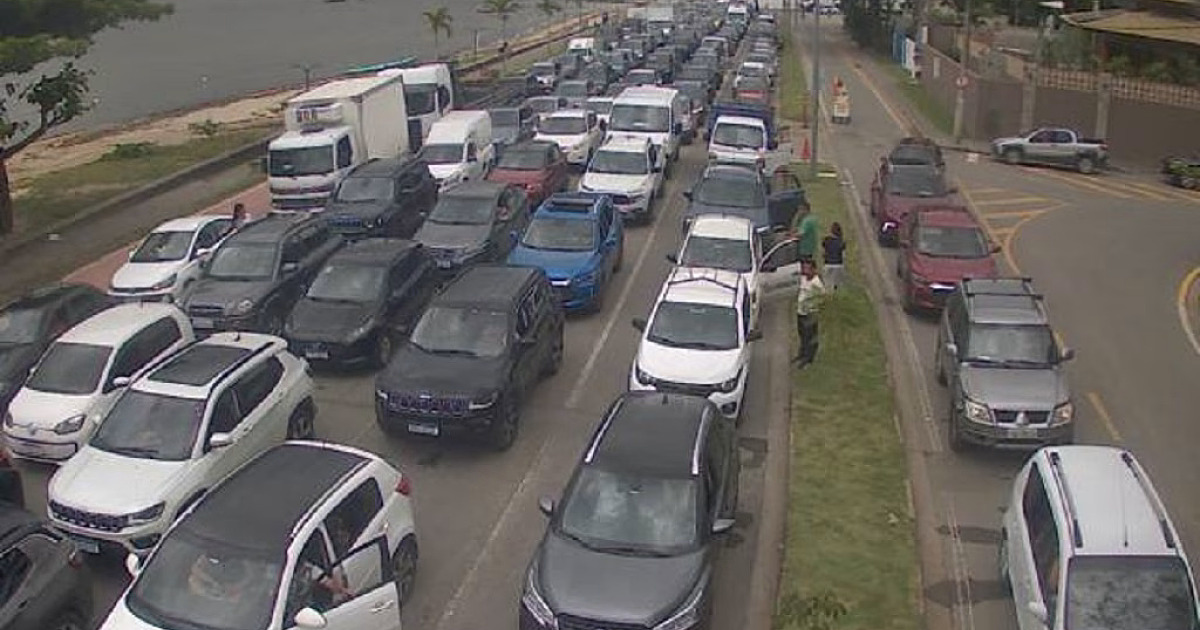 Fila da balsa chega a 2h30 e complica acesso a Ilhabela nesta sexta-feira