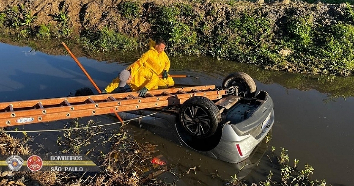 Carro cai em córrego e três pessoas morrem em Caraguatatuba