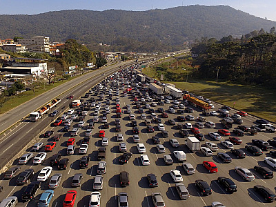 Rodovias que dão acesso ao Litoral Norte devem registrar movimento intenso neste fim de semana prolongado