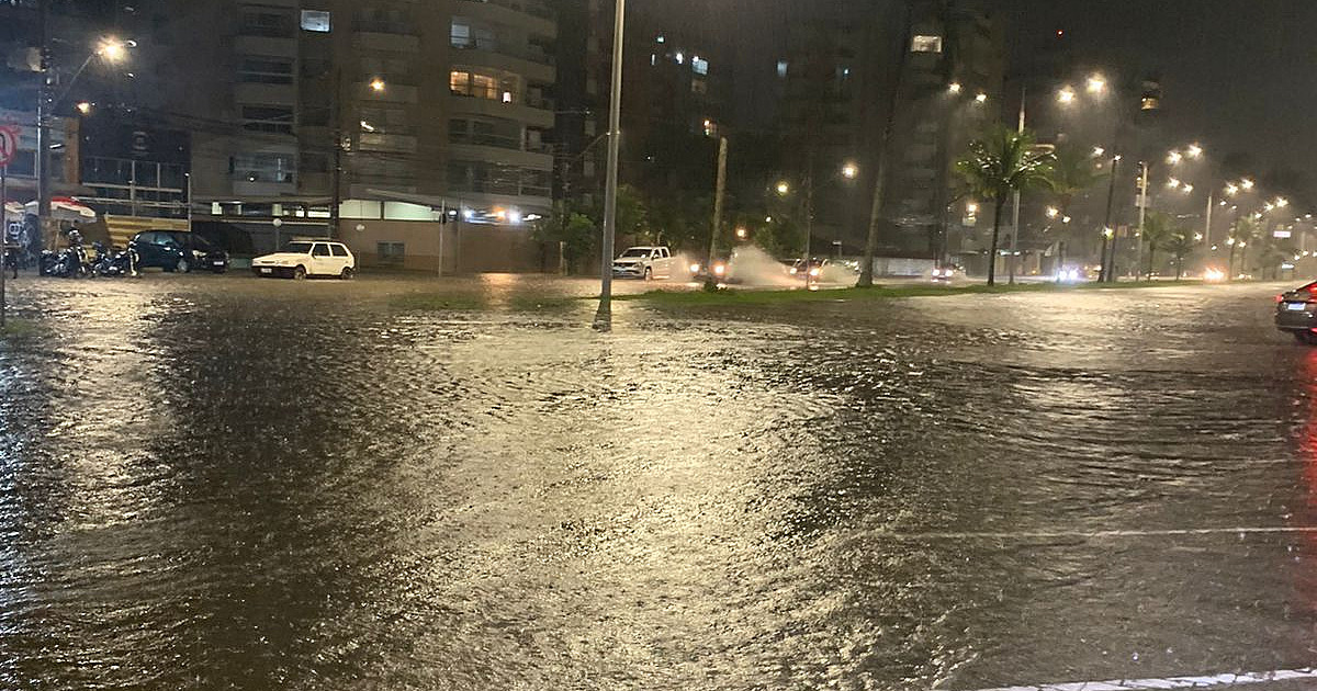 Rápida pancada de chuva causa alagamentos e infrações de trânsito em Caraguatatuba