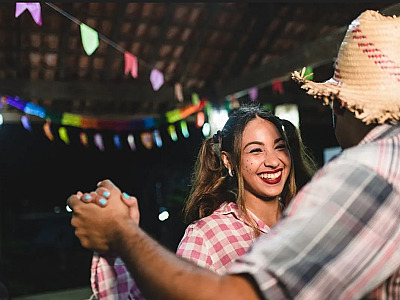Ilhabela homenageia culturas nordestina e caiçara na Grande Festa Junina do projeto “1 Pé na Areia, 2 no Forró”