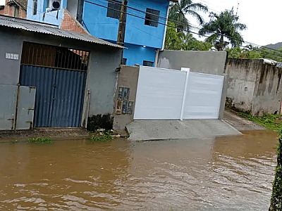 Rompimento de muro após chuva leva à interdição de casas em Ubatuba
