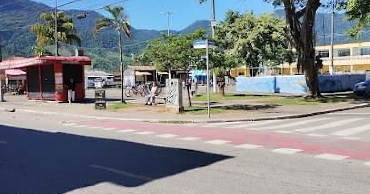 Por causa de mulher, homens brigam em praça pública no Perequê-Mirim