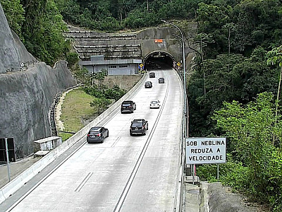 Estradas que levam ao Litoral Norte de SP têm movimento intenso nesta sexta-feira