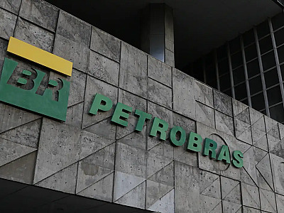 Funcionários da Petrobras entram em greve por tempo indeterminado