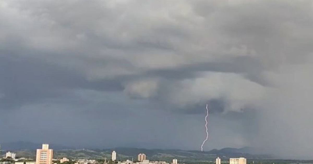 Alerta de chuvas intensas mantém RMVale em estado de atenção; acumulado pode chegar a 100 mm em algumas cidades