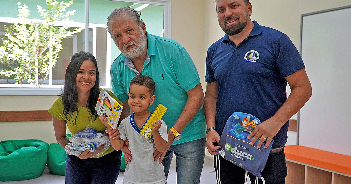 Prefeito Toninho Colucci inicia volta às aulas em Ilhabela com entrega de uniformes, livros e kits escolares