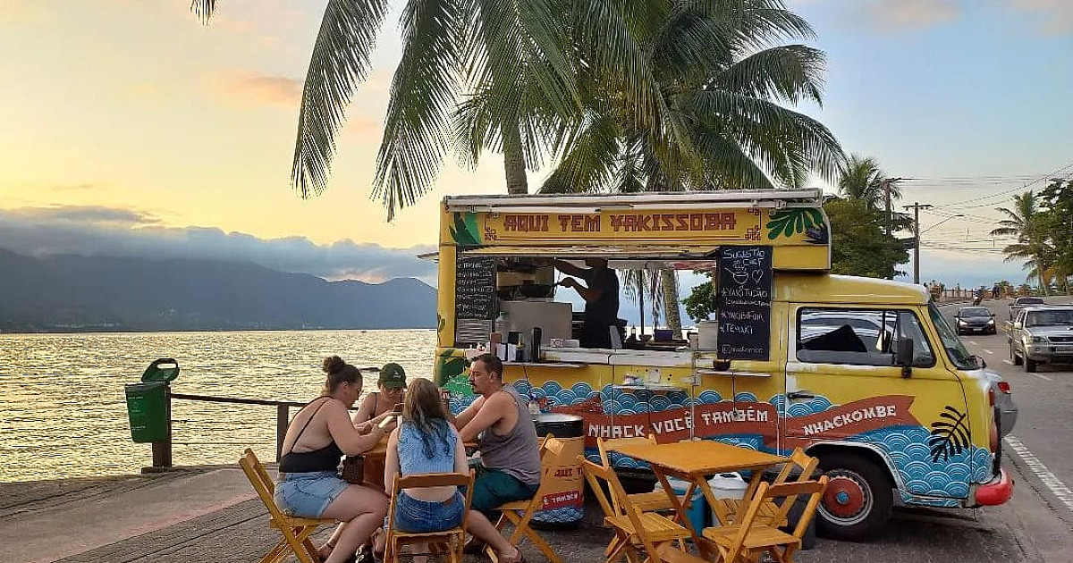 Pioneira entre os food trucks de Ilhabela, Nhackombe completa 10 anos